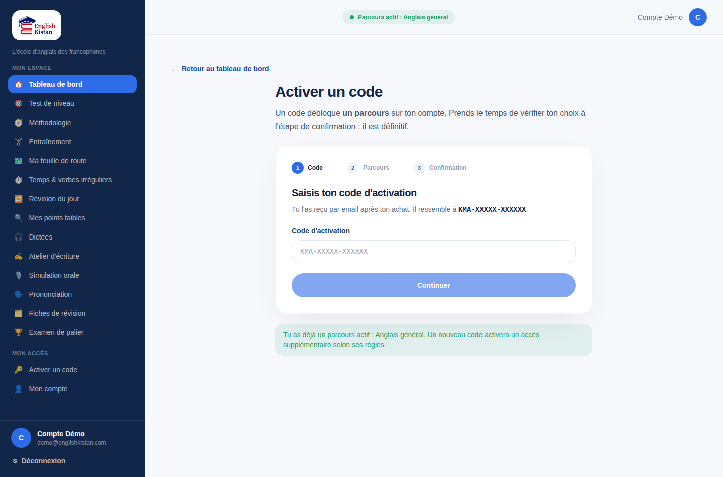Écran « Activer un code » dans l'espace candidat Englishkistan : les 3 étapes Code, Parcours, Confirmation, et le champ au format KMA-XXXXX-XXXXXX