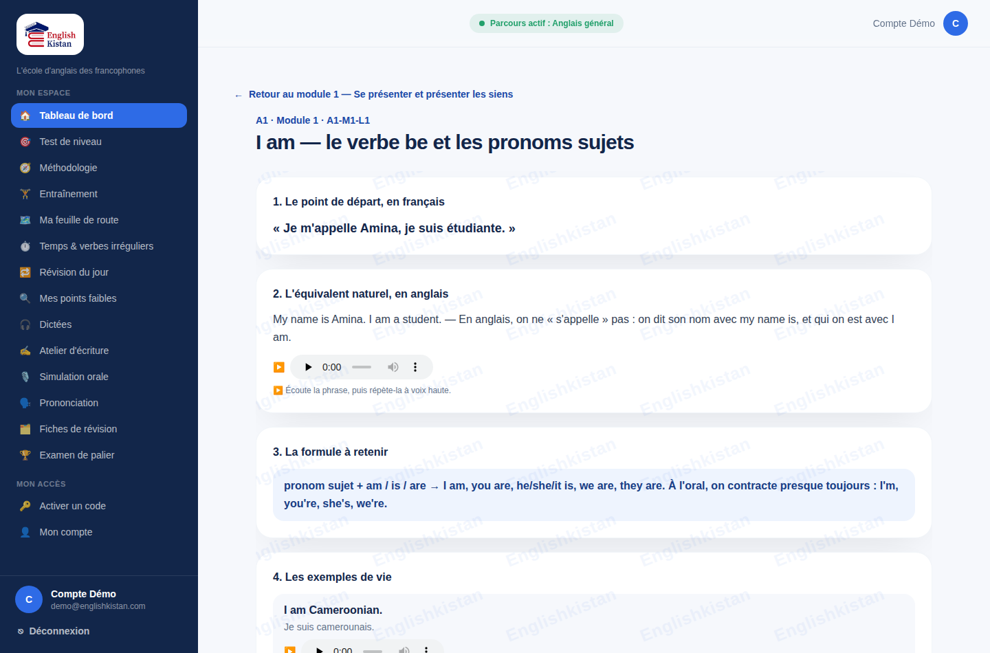 Une leçon d'anglais général ouverte dans l'espace candidat Englishkistan : « I am — le verbe be et les pronoms sujets », avec le point de départ en français, l'équivalent naturel en anglais et son audio, puis la formule à retenir
